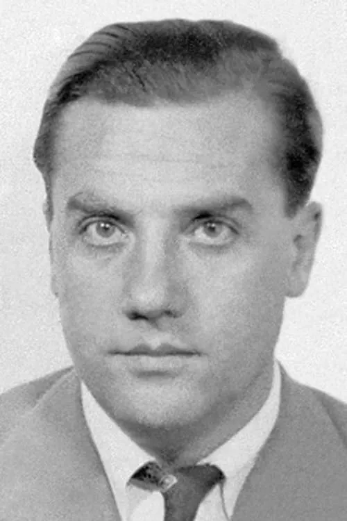 Jaume Miravitlles interpretando a Fat Seminarist (uncredited)