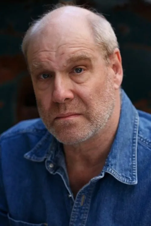 Jay Patterson interpretando a Sam McCarthy