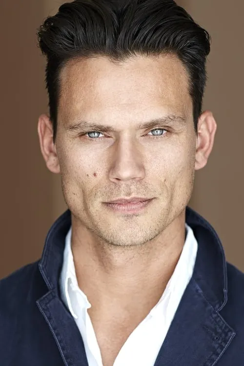 Jay Rodan interpretando a Michael