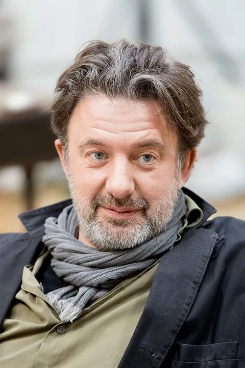 Jay Villiers interpretando a Francis Ehames