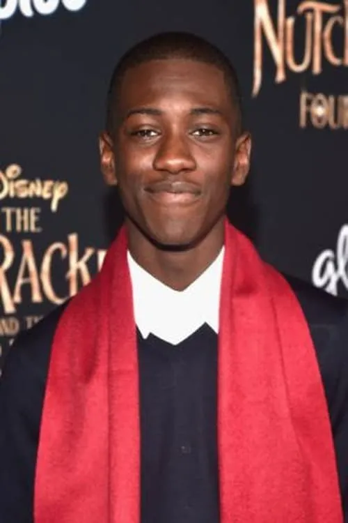 Jayden Fowora-Knight interpretando a Captain Phillip Hoffman