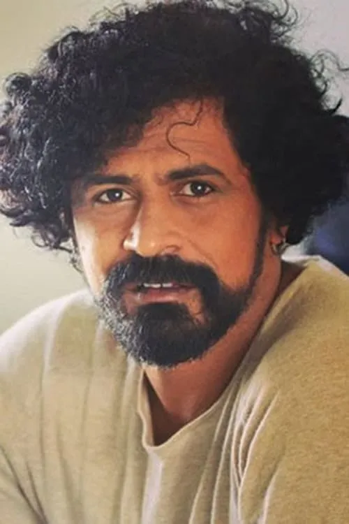 Jayesh More interpretando a DCP Suresh Nayak