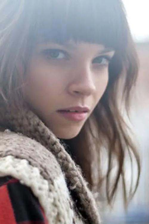 Jayme Keith interpretando a Janice