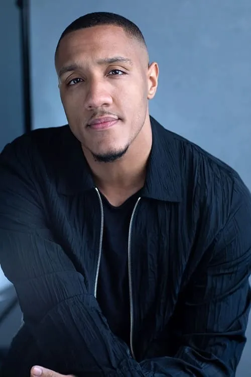 Jaz Hutchins interpretando a Agent Maxfield