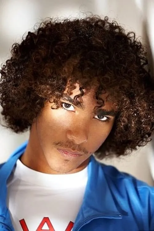 Jean-Luke Figueroa interpretando a Nicky