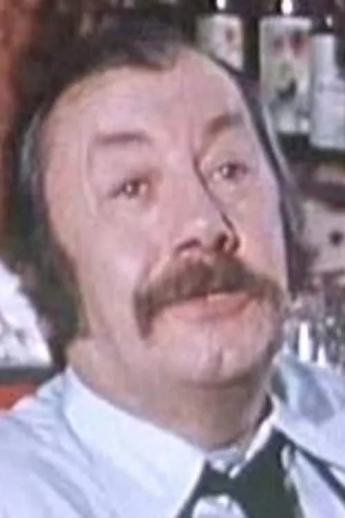 Jean Péméja interpretando a L'agent Macreuse