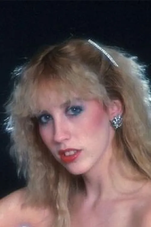 Jeanne Silver interpretando a Blond Gang Member