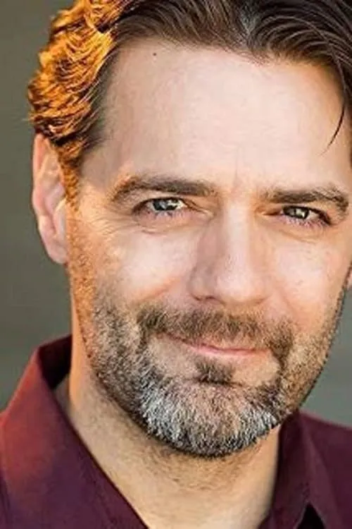 Jeff Hatch interpretando a Dr. John Bullock