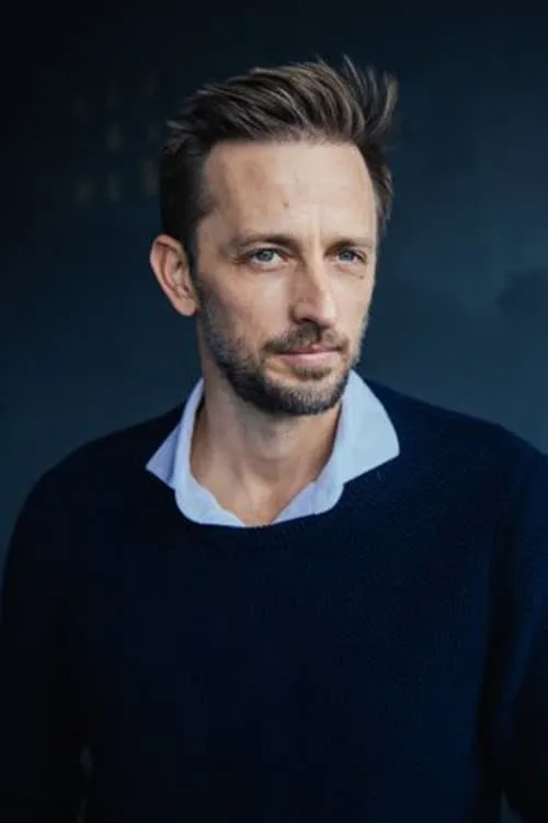 Jeff Lorch interpretando a Rick