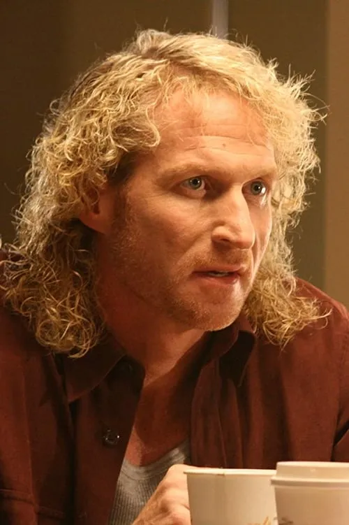 Jefferson Moore interpretando a Michael O'Neill