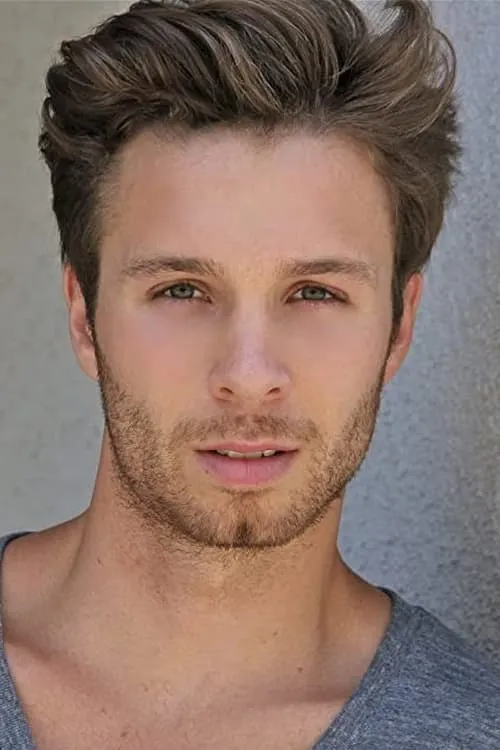 Jeffrey Decker interpretando a Tyler