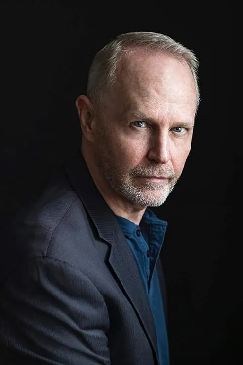 Jeffrey Holsman interpretando a Blue Eyes