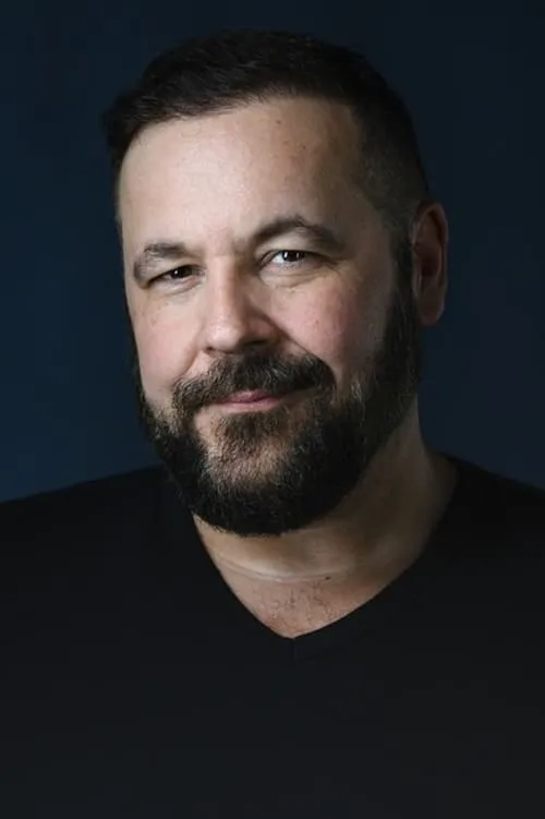 Jeffrey Marshall interpretando a Saul Anderson