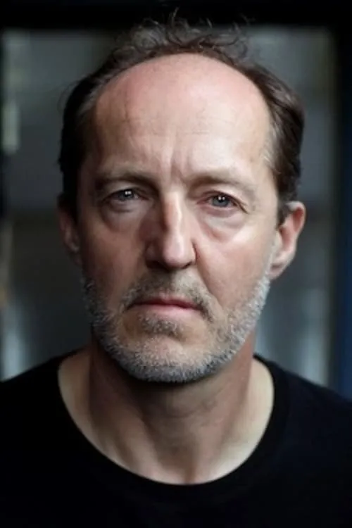 Jem Wall interpretando a Carl