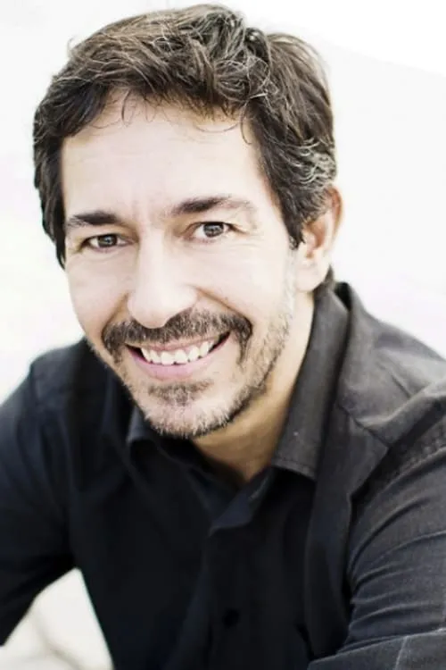 Jemi Paretas interpretando a