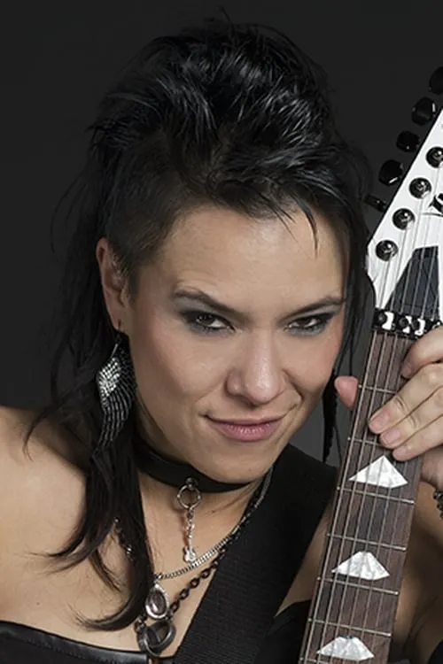 Jen Majura interpretando a Self - Rhythm Guitar / Theremin / Backing Vocals
