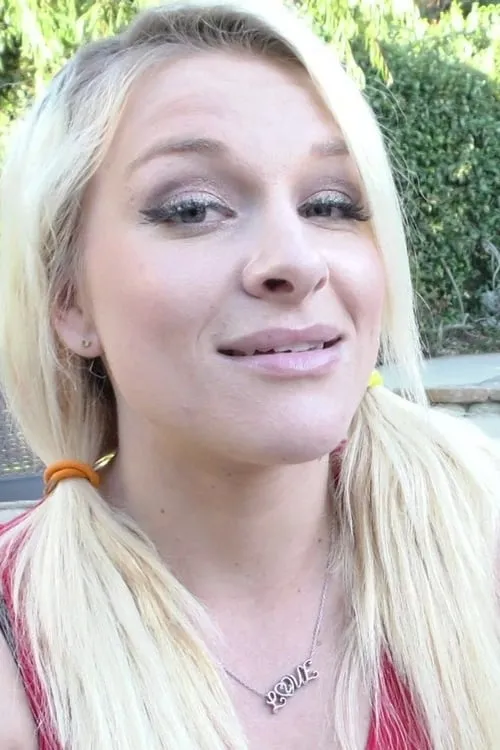 Jenesis Jade interpretando a