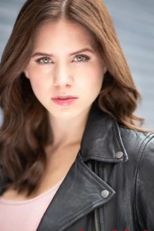 Jenika Rose interpretando a Holly