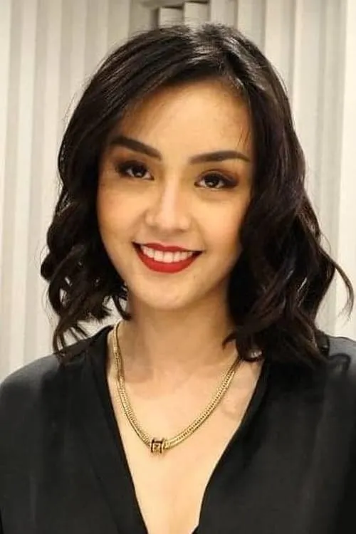 Jenn Rosa interpretando a Orange