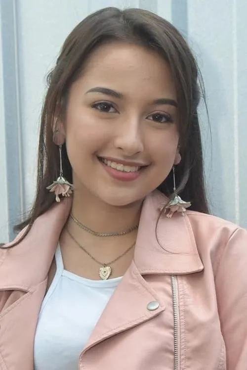 Jennifer Coppen interpretando a Raini