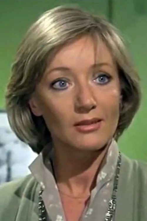 Jennifer Hilary interpretando a Mrs. Champing