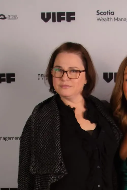 Jennifer Mclean interpretando a Simone