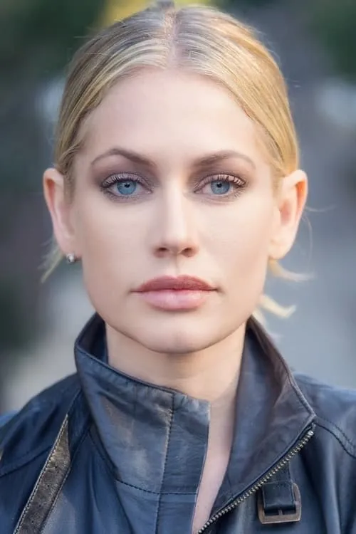 Jennifer Sipes interpretando a Caroline