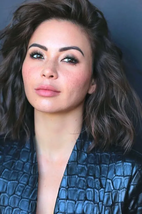 Jennifer Sun Bell interpretando a Molly