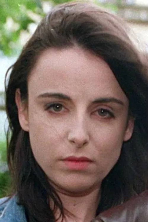 Jenny McCrindle interpretando a Evelyn