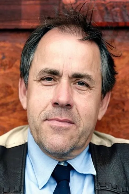 Jens Peter Brose interpretando a Man at Kiosk