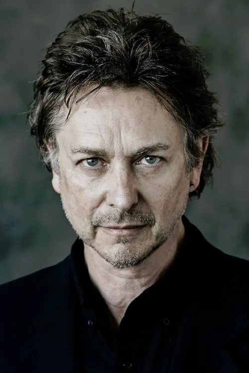 Jeremy Crutchley interpretando a Solomon