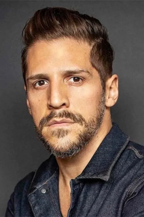 Jeremy Hudson interpretando a Dancer