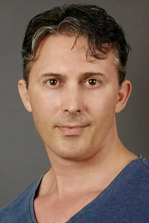 Jeremy Levi interpretando a Paul