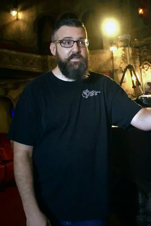 Jeremy Rettig interpretando a Paranormal Team Leader