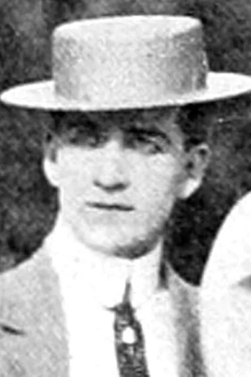 Jerold T. Hevener interpretando a Mr. Mills - the Father