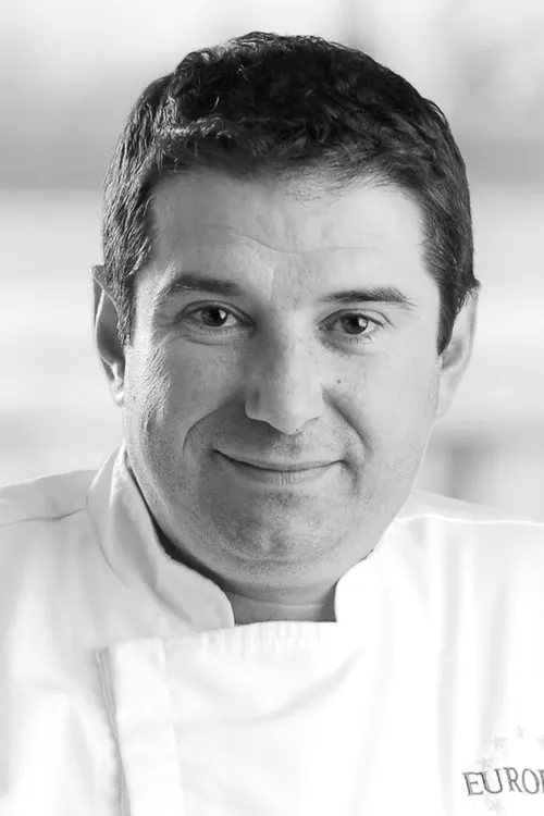 Jérôme Ferrer interpretando a Himself