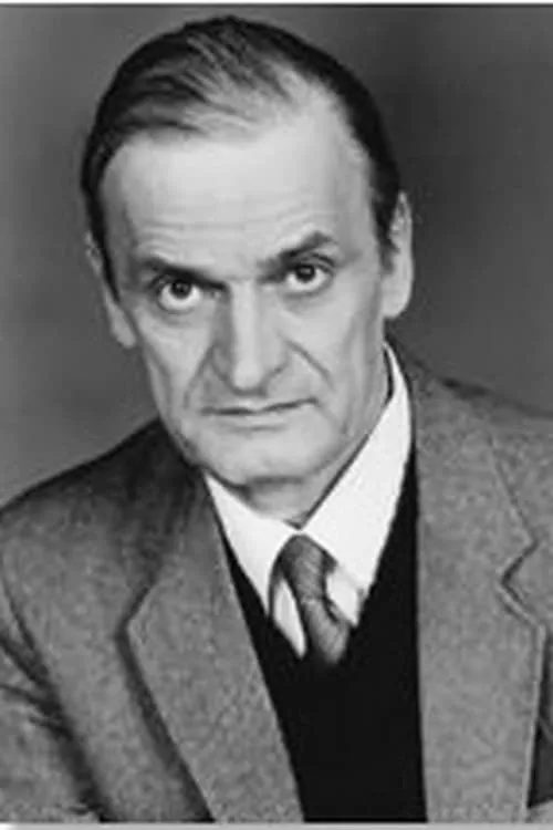 Jerzy Kozłowski interpretando a head of security at the embassy?