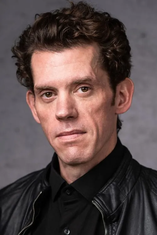 Jesse Buck interpretando a Isaac Beaumonde