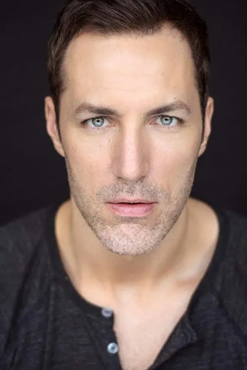 Jesse Carroll interpretando a Frank Fielding