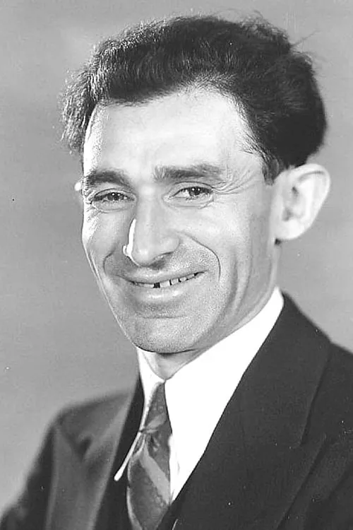 Jesse De Vorska interpretando a Rosenberg