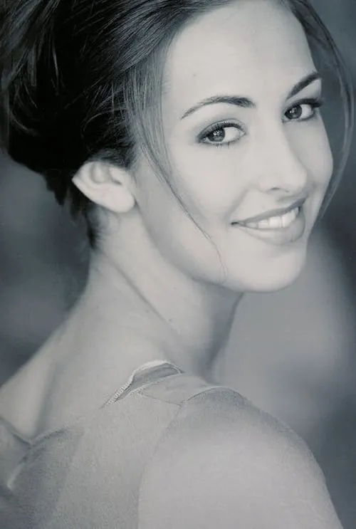 Jesse Draper interpretando a Cassie Barbizon