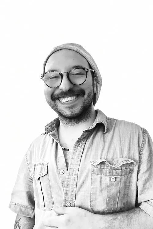 Jesse Fine interpretando a How-ee