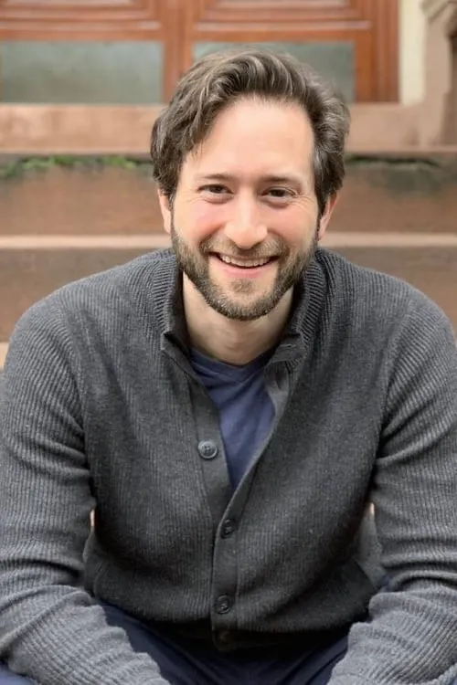 Jesse Liebman interpretando a Adam Feller