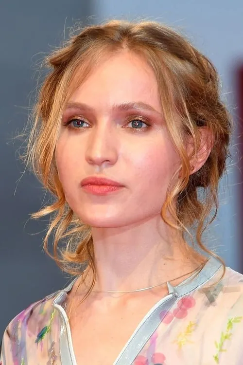 Jessica Cressy interpretando a Sophie