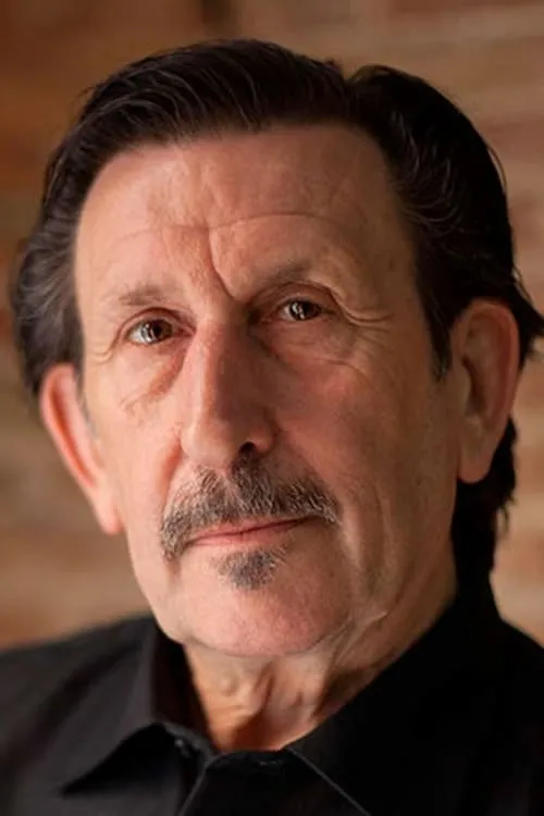 Jim Arnold interpretando a Worker 1