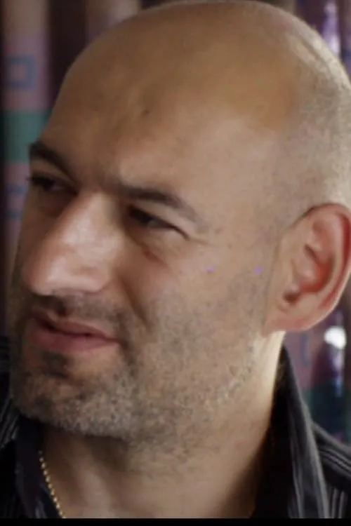 Jimmy Roussounis interpretando a Mossad Officer Barak