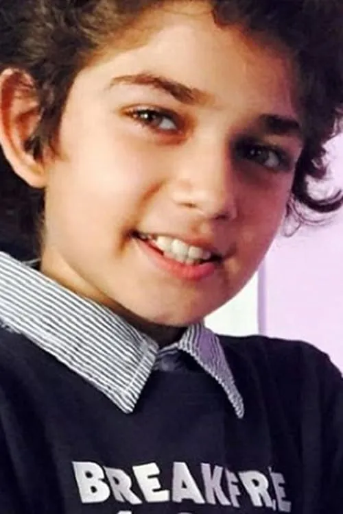 Jineet Rath interpretando a Young Ethan Mascarennas