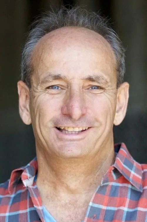 J.K. Baker interpretando a Homeless Man