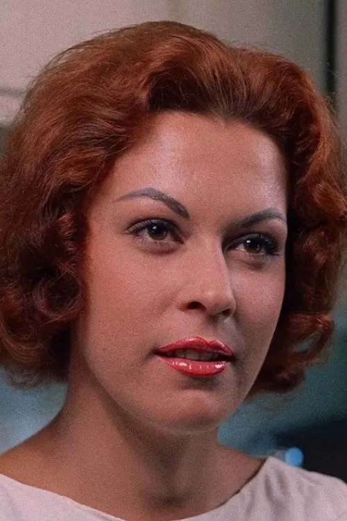 Joan Bamford interpretando a Margo - Nudist (archive footage)