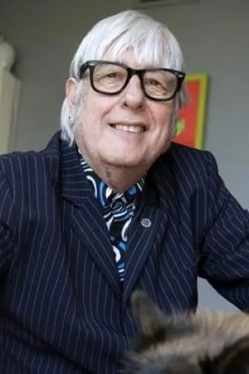 Joan Estrada interpretando a Técnico cuentra atrás